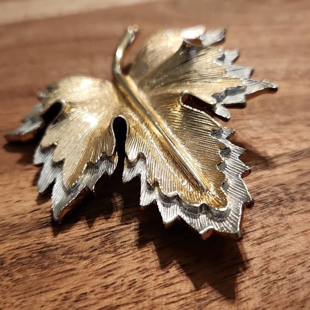 Vintage Signed Sarah Coventry Leaf Brooch - Picture 3 of 6